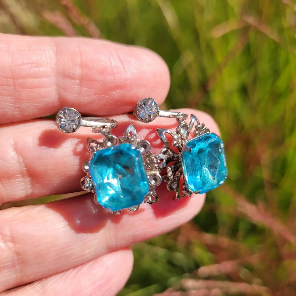 Lovely Vintage Screw-Back Earrings ~ Aquamarine Color ~ Very Pretty!